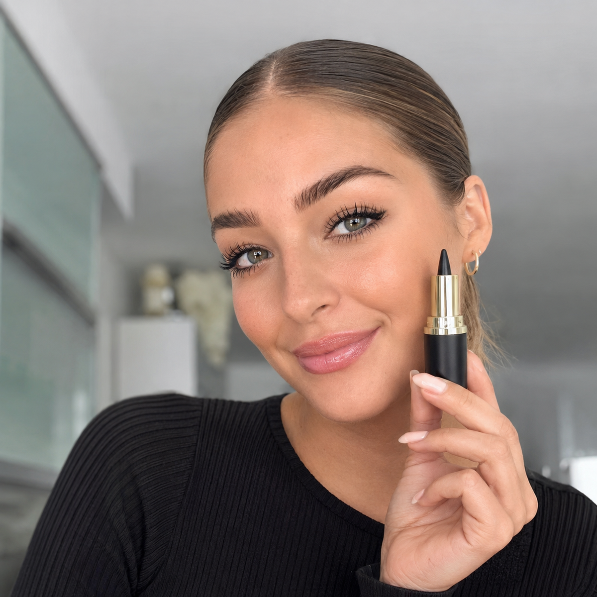 Model holding EVERSTAY EYE eyeliner by Aluzera