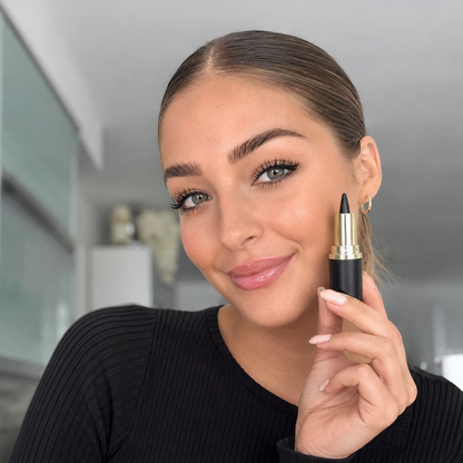Model holding EVERSTAY EYE eyeliner by Aluzera